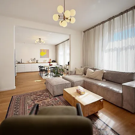 Villa Priestranna Mestska V Centre Modry S Vonkajsim Grilom A Krbom *