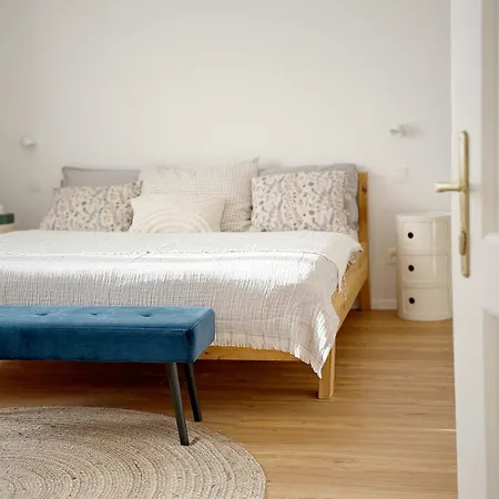 Villa Priestranna Mestska V Centre Modry S Vonkajsim Grilom A Krbom *