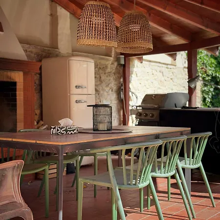 Spacious In The Hearth Of With Outdoor Grill And Fireplace * מודרה