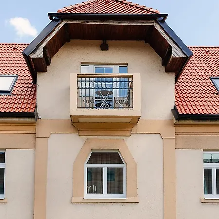 Villa Priestranna Mestska V Centre Modry S Vonkajsim Grilom A Krbom Modor