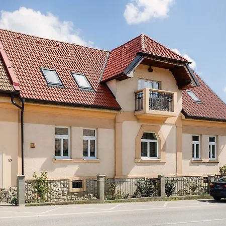 Priestranna Mestska V Centre Modry S Vonkajsim Grilom A Krbom Villa *